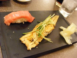 Anguille et saumon en sushi