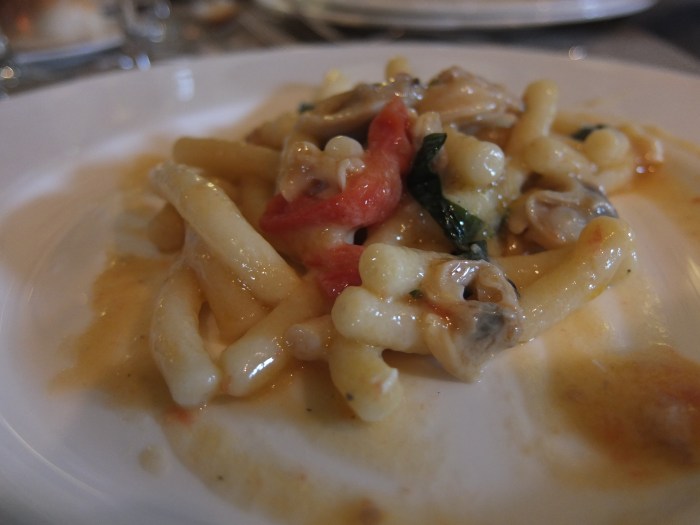 Tondarelli con taratufi, vongole pecorino e basilico