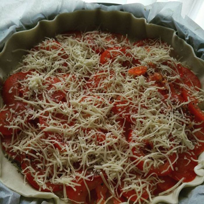 Tarte à la tomate in process